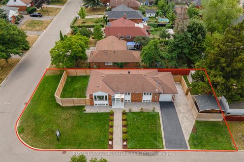 Photo 2 at 52 Ivorwood Crescent, Maryvale, Toronto