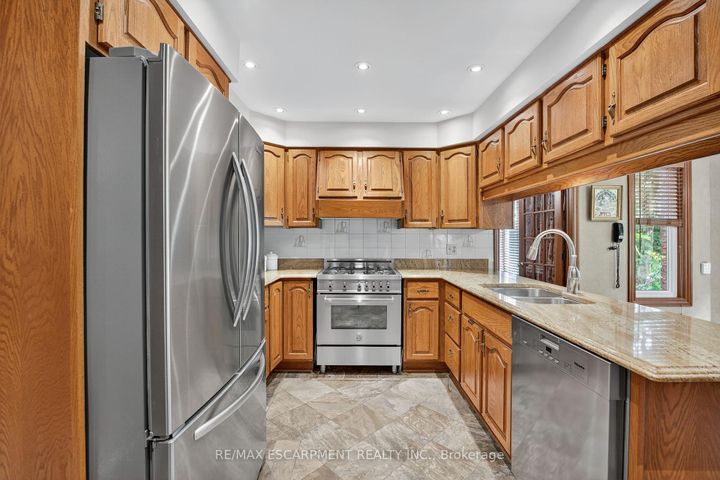 Photo 19 at 64 Summerdale Place, Ancaster, Hamilton