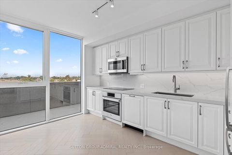 Photo 2 at 305 - 10 Gatineau Drive, Beverley Glen, Vaughan