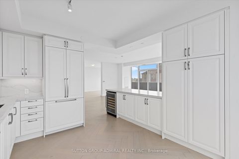 Photo 3 at 305 - 10 Gatineau Drive, Beverley Glen, Vaughan