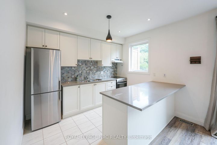 Photo 7 at 30 - 290 Barton Street W, Strathcona, Hamilton
