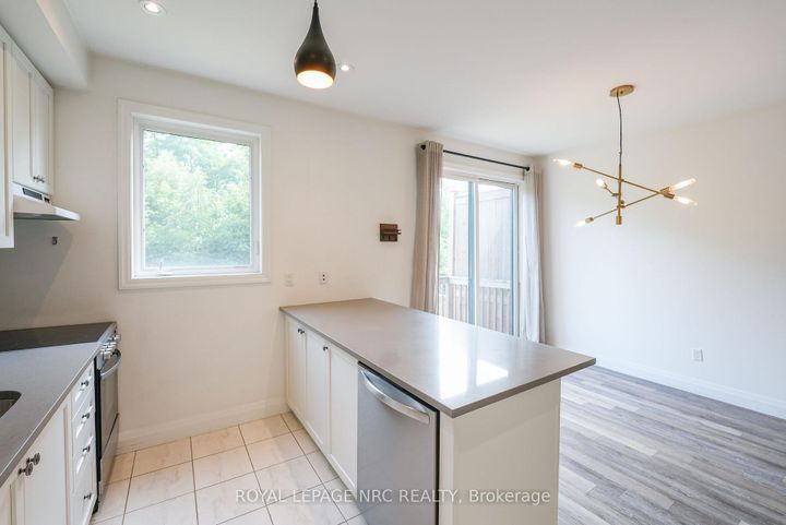 Photo 8 at 30 - 290 Barton Street W, Strathcona, Hamilton