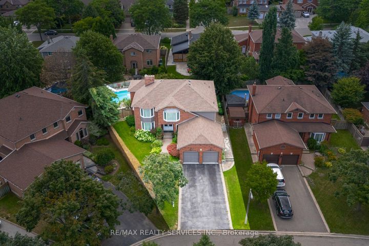 Photo 1 at 15 Brookbank Court, Heart Lake East, Brampton