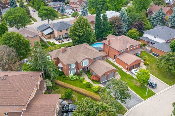 Photo 2 at 15 Brookbank Court, Heart Lake East, Brampton