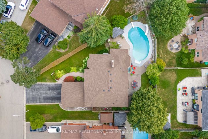 Photo 3 at 15 Brookbank Court, Heart Lake East, Brampton
