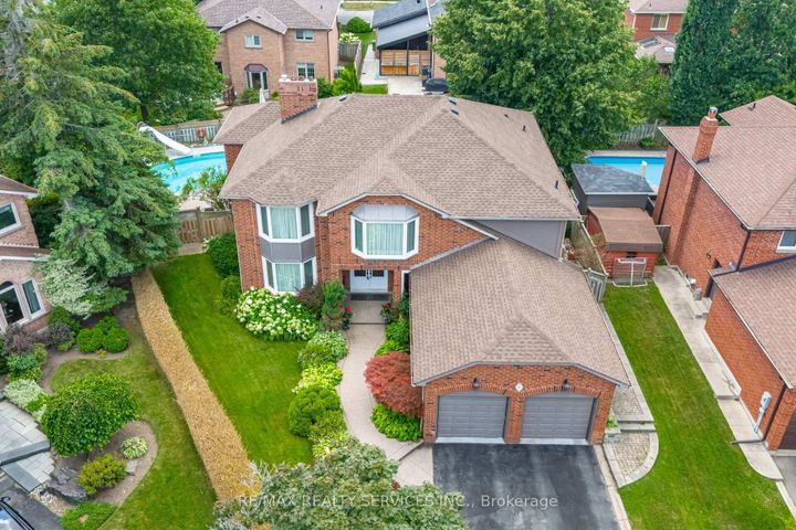 Photo 4 at 15 Brookbank Court, Heart Lake East, Brampton