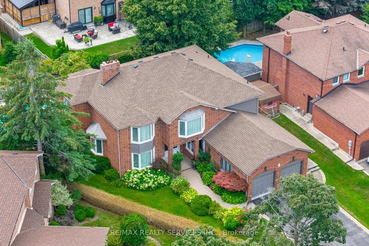Photo 5 at 15 Brookbank Court, Heart Lake East, Brampton