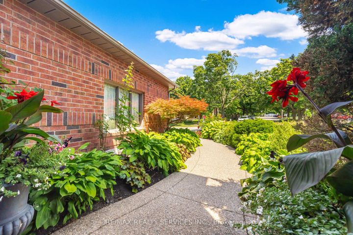 Photo 7 at 15 Brookbank Court, Heart Lake East, Brampton