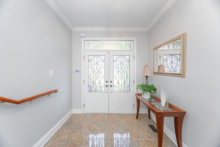 Photo 9 at 15 Brookbank Court, Heart Lake East, Brampton