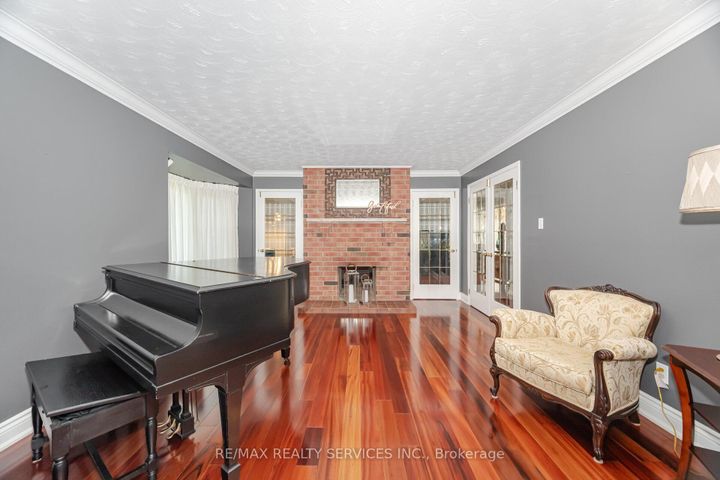 Photo 12 at 15 Brookbank Court, Heart Lake East, Brampton
