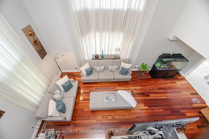 Photo 15 at 15 Brookbank Court, Heart Lake East, Brampton