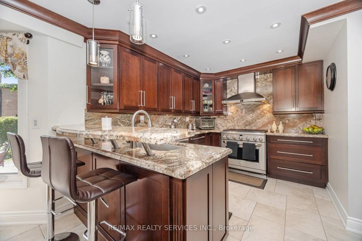 Photo 17 at 15 Brookbank Court, Heart Lake East, Brampton