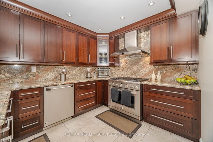 Photo 18 at 15 Brookbank Court, Heart Lake East, Brampton