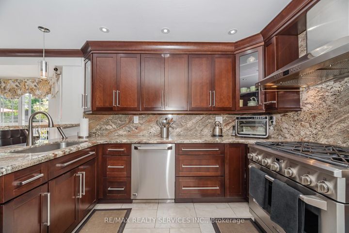 Photo 19 at 15 Brookbank Court, Heart Lake East, Brampton