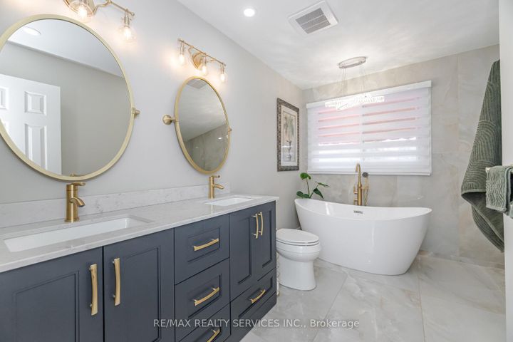 Photo 24 at 15 Brookbank Court, Heart Lake East, Brampton