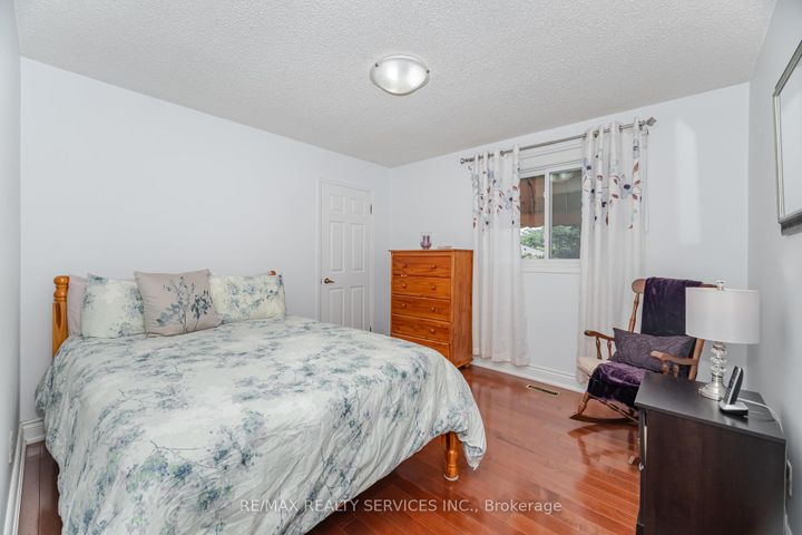 Photo 27 at 15 Brookbank Court, Heart Lake East, Brampton