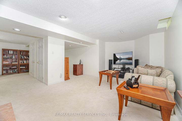 Photo 29 at 15 Brookbank Court, Heart Lake East, Brampton