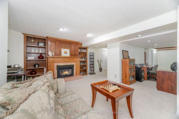 Photo 30 at 15 Brookbank Court, Heart Lake East, Brampton