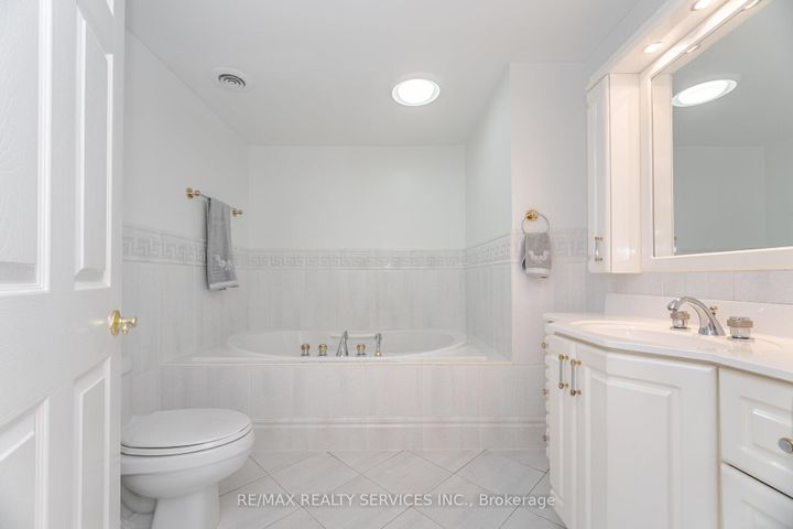 Photo 31 at 15 Brookbank Court, Heart Lake East, Brampton