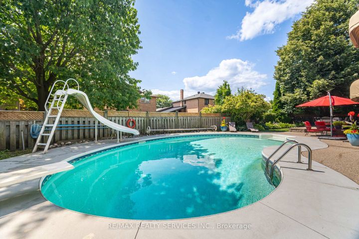 Photo 33 at 15 Brookbank Court, Heart Lake East, Brampton