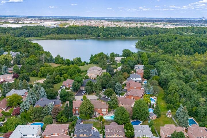 Photo 35 at 15 Brookbank Court, Heart Lake East, Brampton