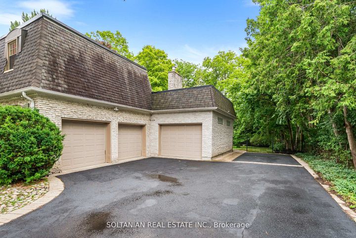 Photo 3 at 24 Laureleaf Road, Bayview Glen, Markham