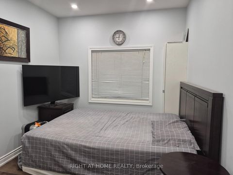 Photo 2 at 11 Lesterwood Crescent, Bendale, Toronto