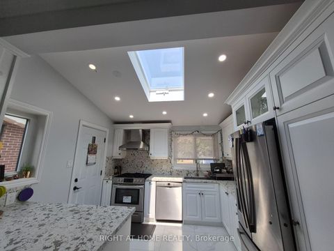 Photo 4 at 11 Lesterwood Crescent, Bendale, Toronto
