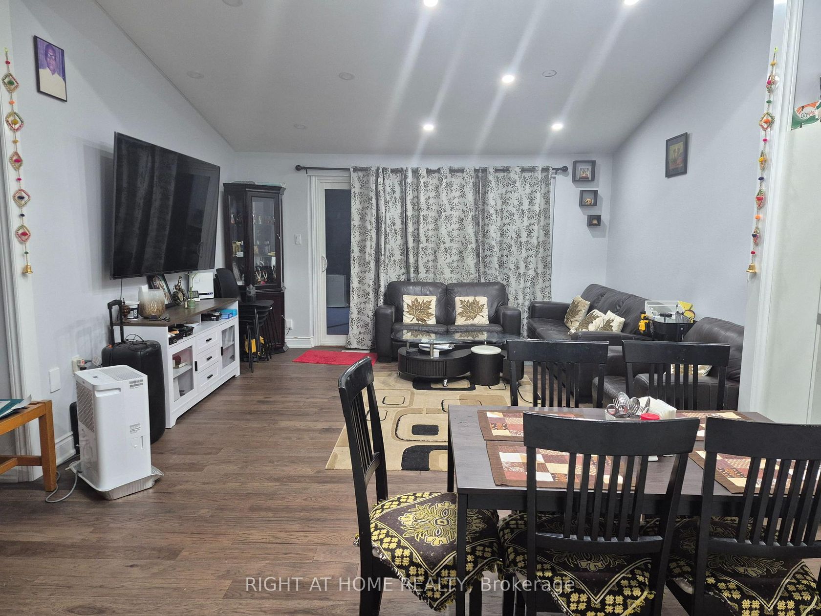 11 Lesterwood Crescent, Bendale, Toronto by Loree Meneguzzi Real Estate 11 Lesterwood Crescent, Bendale, Toronto