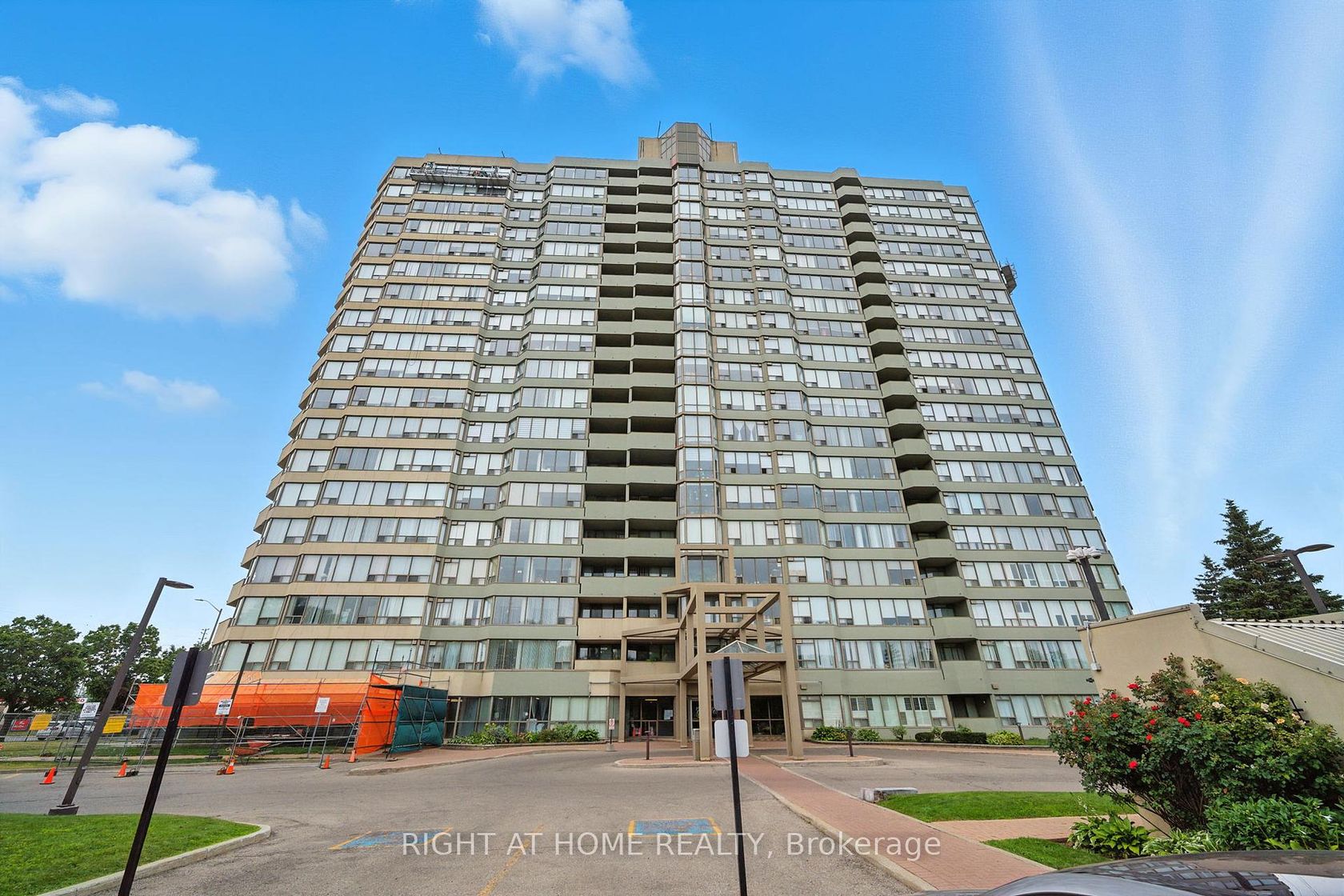 510 - 700 Constellation Drive, Hurontario, Mississauga by Loree Meneguzzi Real Estate 510 - 700 Constellation Drive, Hurontario, Mississauga