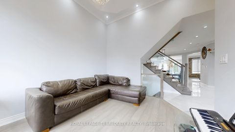 Photo 4 at 31 Chalone Crescent, Sonoma Heights, Vaughan