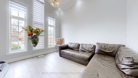 Photo 5 at 31 Chalone Crescent, Sonoma Heights, Vaughan
