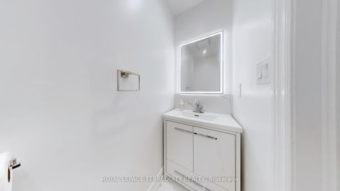 Photo 7 at 31 Chalone Crescent, Sonoma Heights, Vaughan