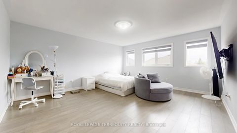 Photo 17 at 31 Chalone Crescent, Sonoma Heights, Vaughan