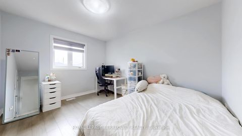 Photo 24 at 31 Chalone Crescent, Sonoma Heights, Vaughan