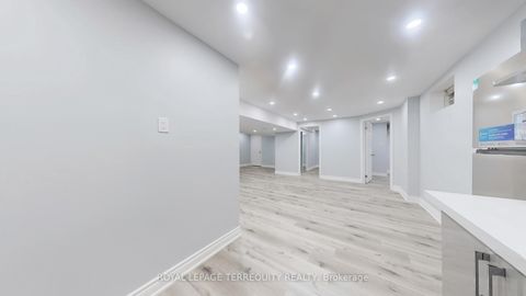 Photo 30 at 31 Chalone Crescent, Sonoma Heights, Vaughan