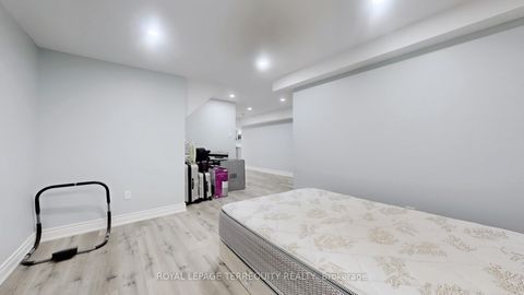 Photo 31 at 31 Chalone Crescent, Sonoma Heights, Vaughan