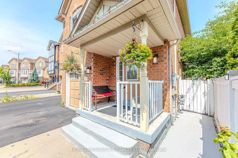 Photo 3 at 14 Jarrett Court, Maple, Vaughan