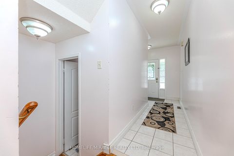 Photo 7 at 14 Jarrett Court, Maple, Vaughan