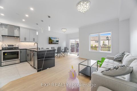 Photo 7 at 32 Arco Circle, Maple, Vaughan