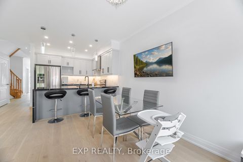 Photo 11 at 32 Arco Circle, Maple, Vaughan