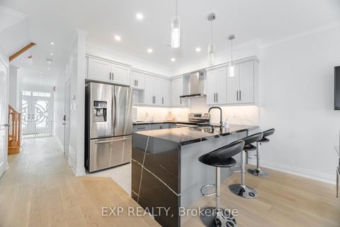 Photo 12 at 32 Arco Circle, Maple, Vaughan