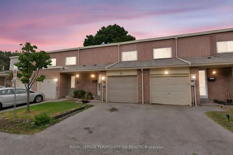 Photo 1 at 158 Woody Vine Way, Bayview Village, Toronto
