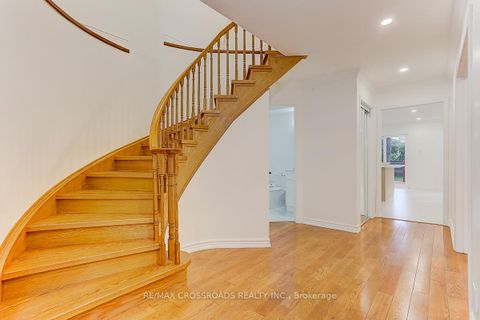 Photo 3 at 125 Green Bush Crescent, Yorkhill, Vaughan
