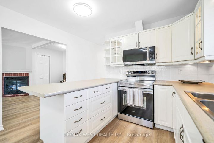 Photo 9 at 12 Athabasca Street, Donevan, Oshawa