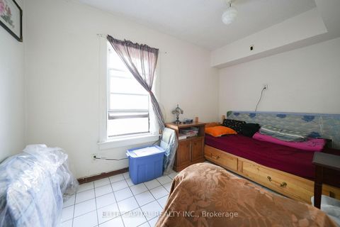 Photo 5 at 122 Marchmount Road, Wychwood, Toronto