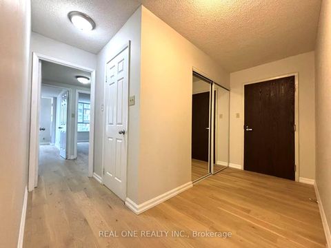 Photo 5 at 1012 - 711 Bay Street, Bay Street Corridor, Toronto