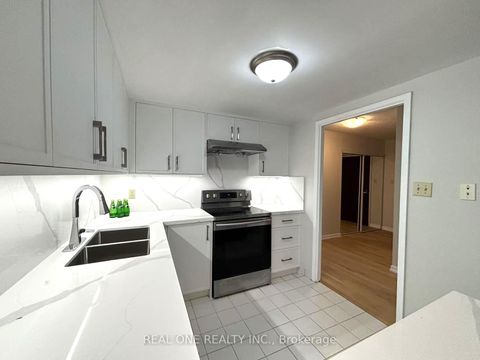 Photo 9 at 1012 - 711 Bay Street, Bay Street Corridor, Toronto