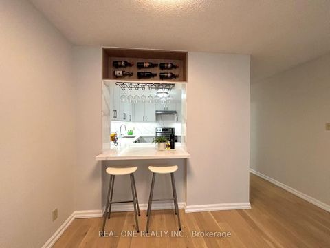 Photo 11 at 1012 - 711 Bay Street, Bay Street Corridor, Toronto