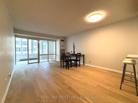 Photo 12 at 1012 - 711 Bay Street, Bay Street Corridor, Toronto